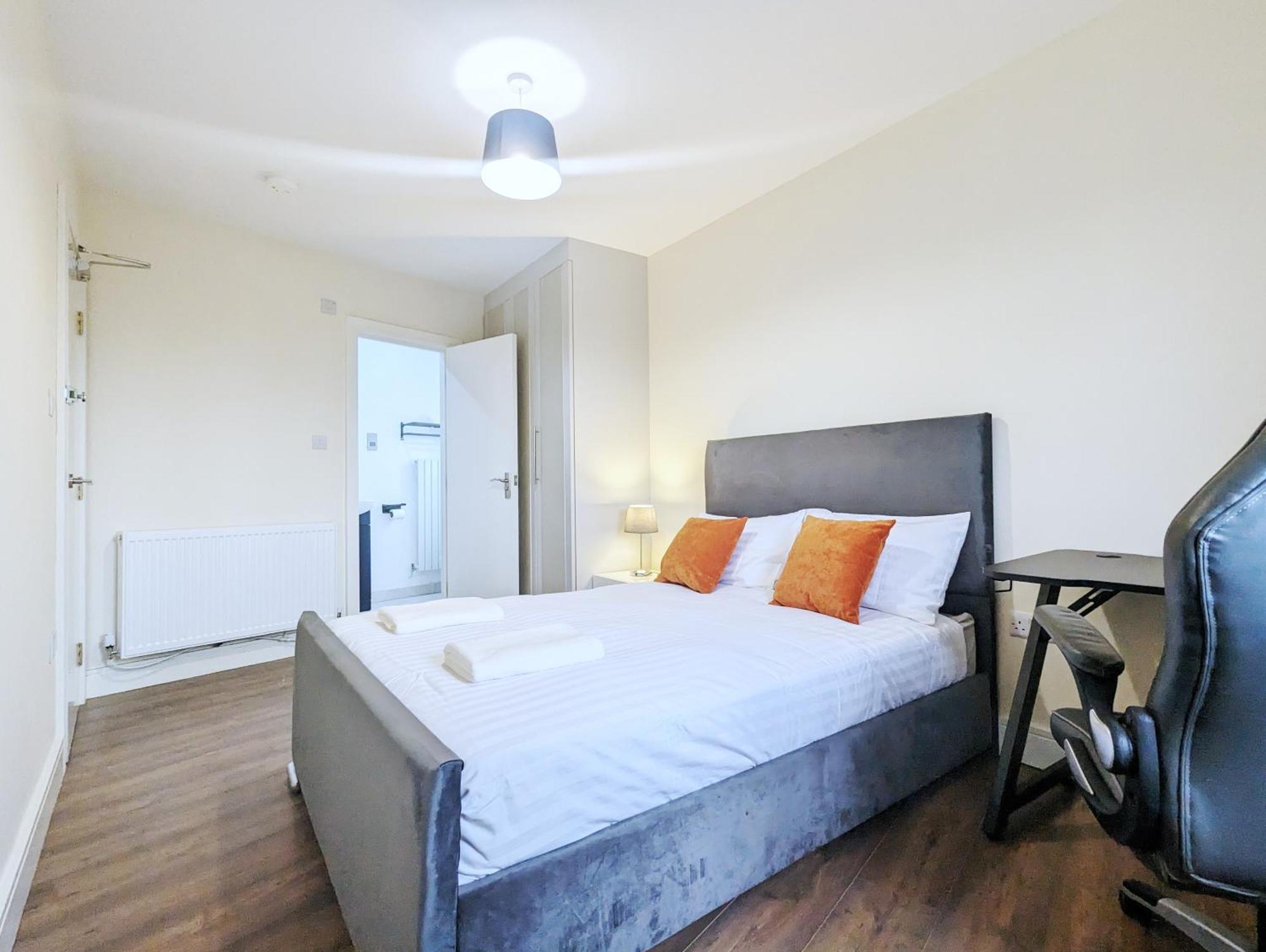 Holiday home Near City Centre Private Bath Free Parking *