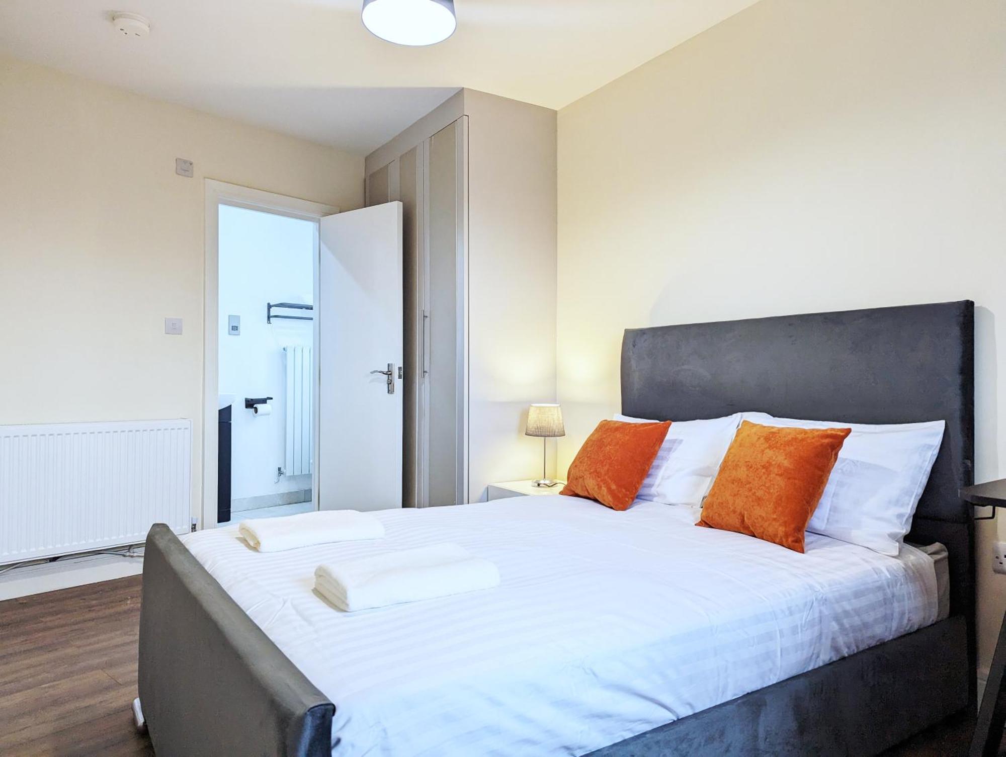 Near City Centre Private Bath Free Parking Holiday home *