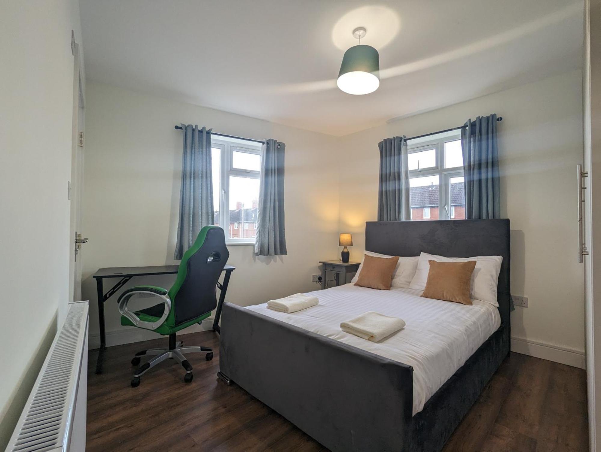 Near City Centre Private Bath Free Parking Holiday home *