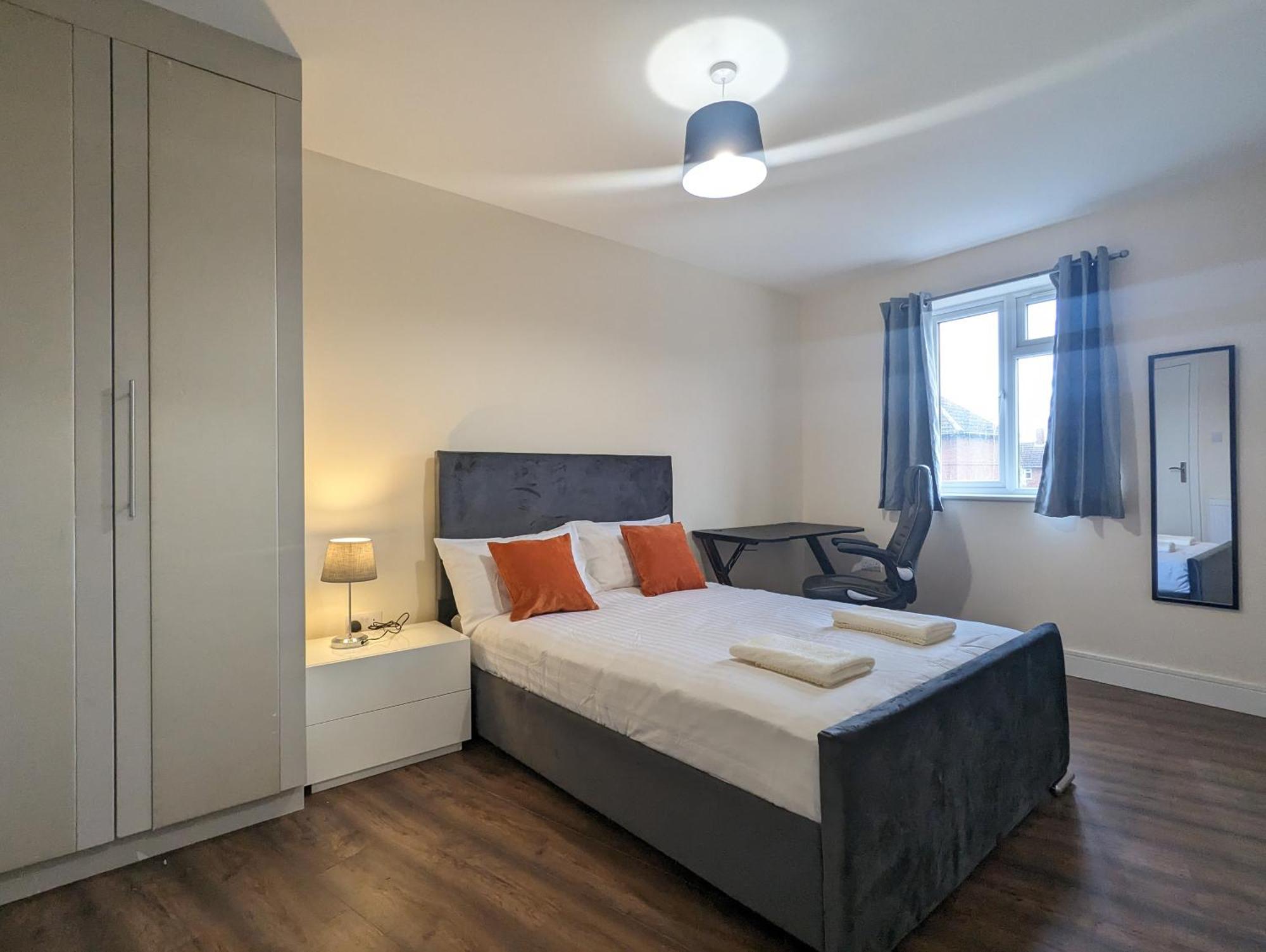 Near City Centre Private Bath Free Parking Holiday home