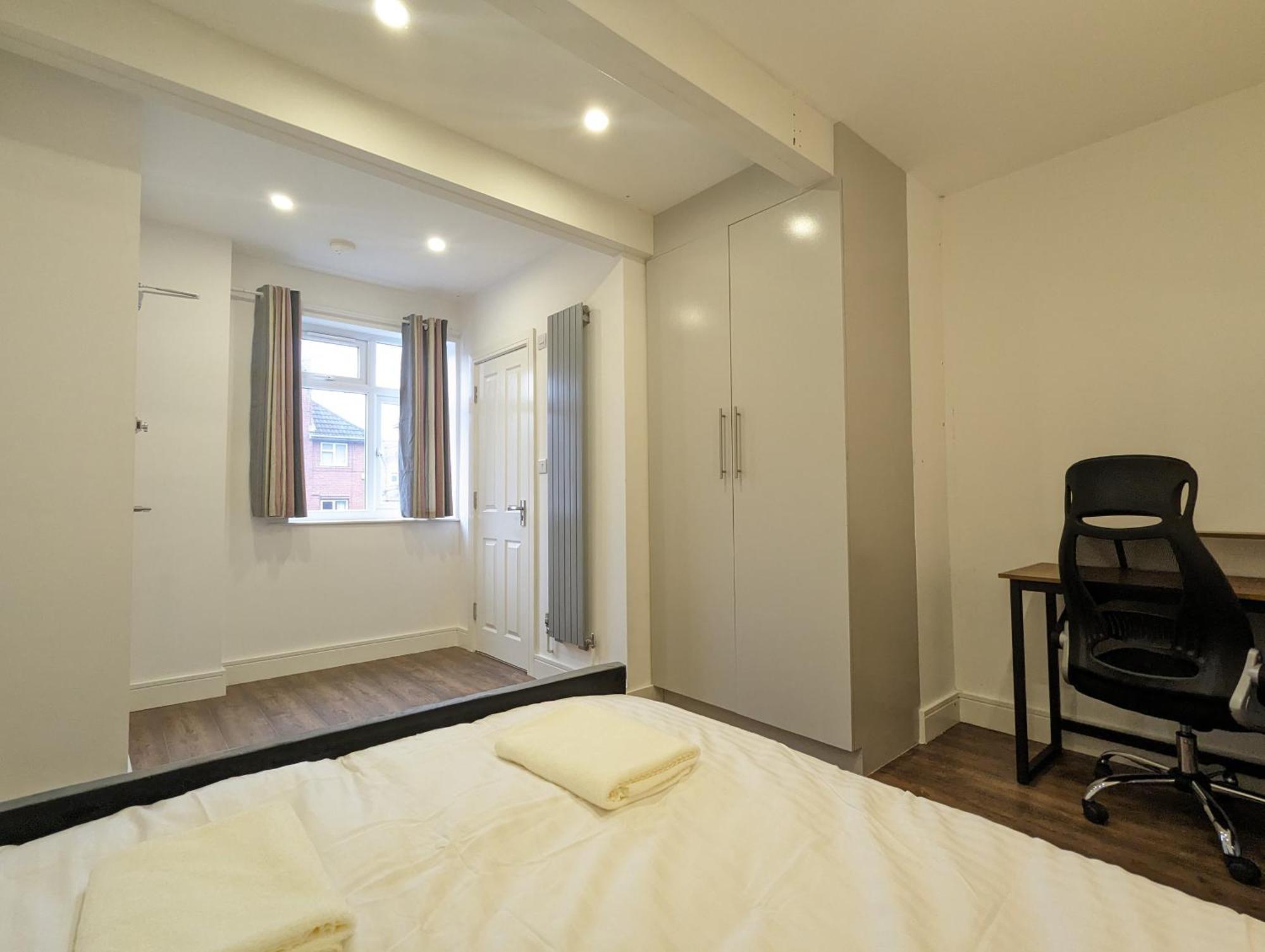 Near City Centre Private Bath Free Parking *